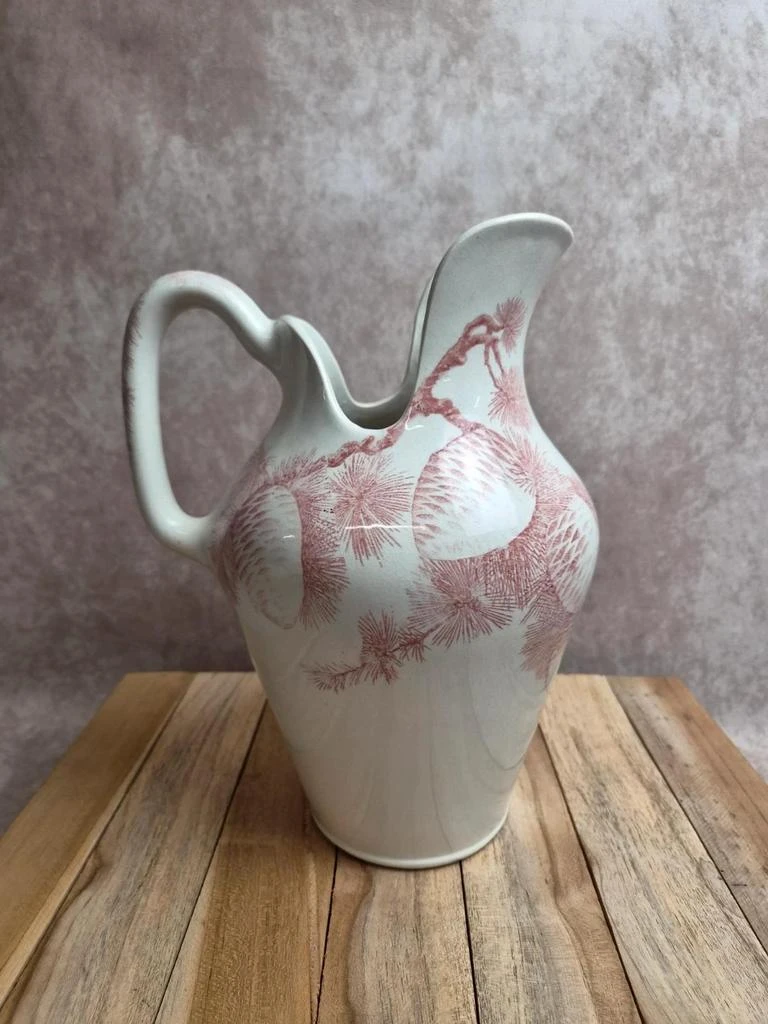 Broc de toilette Terre de Fer Creil & Montereau Sanremo – décor pommes de pin rare